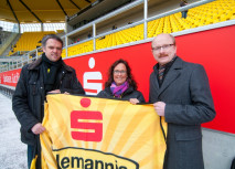 Sparkasse spendet Decken für Rollstuhlfahrer