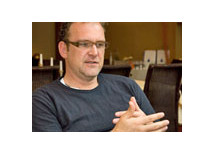 Mitglieder diskutieren mit Jörg Schmadtke