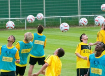 Der Ball steht im Vordergrund