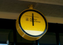 Die Stadionuhr hat ihren Platz gefunden