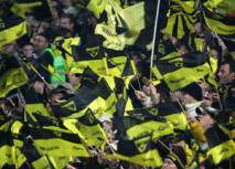 Fahnenmeer am Derby-Abend