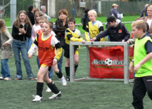 Fröhliche Zwischenrunde beim 4. Media Markt Schulturnier