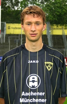 8  Simon Rolfes