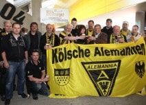 Alemannia und Bitburger übergeben neue Stehtische an Fans