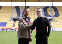 Robin Afamefuna unterschreibt am Tivoli