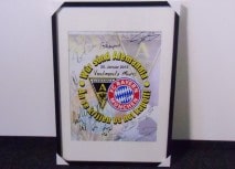 Signierte Poster vom Bayern-Spiel