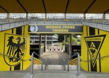 Werner-Fuchs-Tribüne mit neuem Anstrich