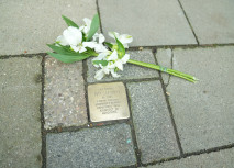 U15 setzt mit Stolpersteinreinigung ein Zeichen gegen das Vergessen