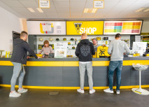 Parkplätze für den Fanshop unter der Werner-Fuchs-Tribüne