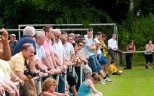 Der Ball steht im Vordergrund