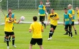 Der Ball steht im Vordergrund