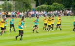 Der Ball steht im Vordergrund