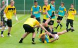 Der Ball steht im Vordergrund