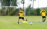 Der Ball steht im Vordergrund