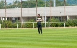 Der Ball steht im Vordergrund