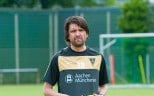 Der Ball steht im Vordergrund