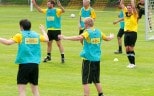 Der Ball steht im Vordergrund