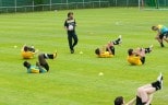 Der Ball steht im Vordergrund