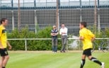 Der Ball steht im Vordergrund