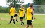 Der Ball steht im Vordergrund