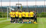 Der Ball steht im Vordergrund