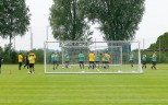 Der Ball steht im Vordergrund