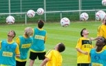 Der Ball steht im Vordergrund