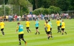 Der Ball steht im Vordergrund