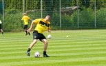 Der Ball steht im Vordergrund