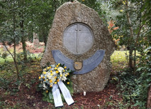 Kranzniederlegung am Gedenkstein auf dem Waldfriedhof