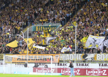 Zuschauer tragen die Mannschaft zum Sieg