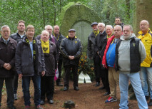 Kranzniederlegung am Gedenkstein 