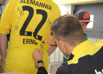 Autogramme &amp; Fanartikel auf dem Alsdorfer Weihnachtsmarkt