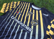 #11Jeckenein11er – das erste gemeinsame Karnevalstrikot von Alemannia Aachen und dem AKV