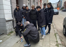 Alemannias U16 reinigt Stolpersteine