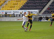 Gegen  den SV Bergisch Gladbach 09 vor 500 Zuschauern
