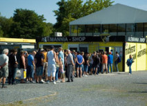 Lange Schlangen beim freien Dauerkartenverkauf