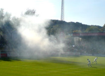Rassismus-Skandierer und Feuerwerker identifiziert