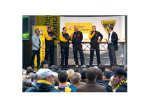 Das Wetter kann die Fans nicht abhalten