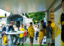 Lange Schlangen an der Info-Box