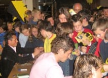 Sechs Fußballprofis, ein Talk und viele Autogramme