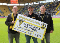 Symbolischer Scheck für Öcher Fans för Kenger