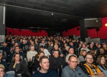 „Das, was du bist, ist für immer!“ feiert emotionale Premiere im Apollo Kino