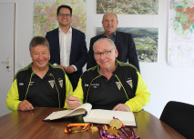 Alemannia-Duo im Gästebuch der Stadt Alsdorf verewigt