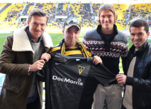 Marko Kurth freut sich über ein signiertes Trikot